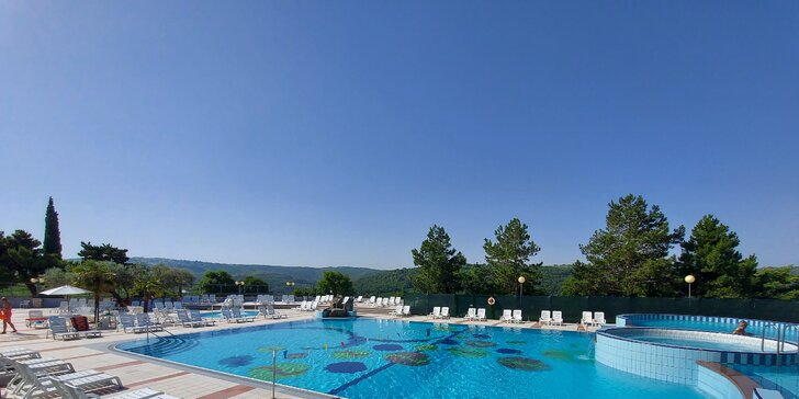 3* dovolená ve slovinské Izole: hotel se snídaní či polopenzí, bazény, pláž 800 m a děti zdarma
