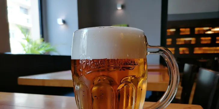 Půllitr piva Pilsner Urquell v oblíbené restauraci Kravín v srdci Vinohrad u náměstí Míru