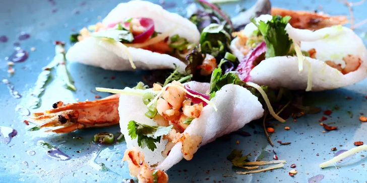 5chodové menu pro dva plné asijských specialit: krevetové knedlíčky dim sum, rumpsteak i dortík ze zeleného čaje