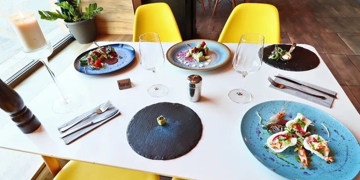 5chodové menu pro dva plné asijských specialit: krevetové knedlíčky dim sum, rumpsteak i dortík ze zeleného čaje