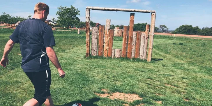 Dostaňte míč nebo balon do jamky: minigolf, fotbalgolf i fotbalpool pro dva či celou rodinu