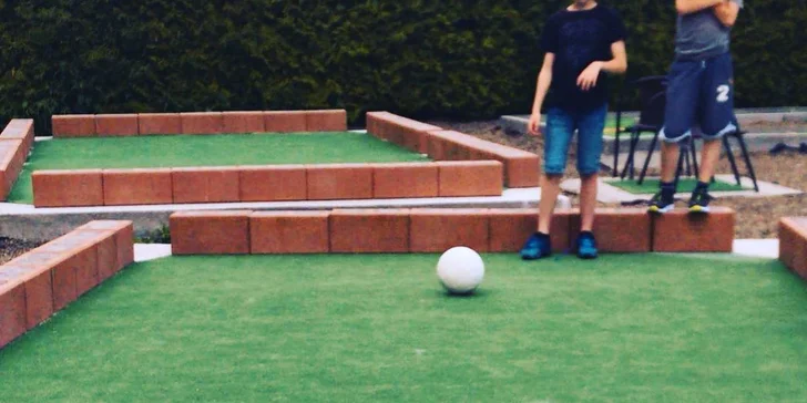 Dostaňte míč nebo balon do jamky: minigolf, fotbalgolf i fotbalpool pro dva či celou rodinu