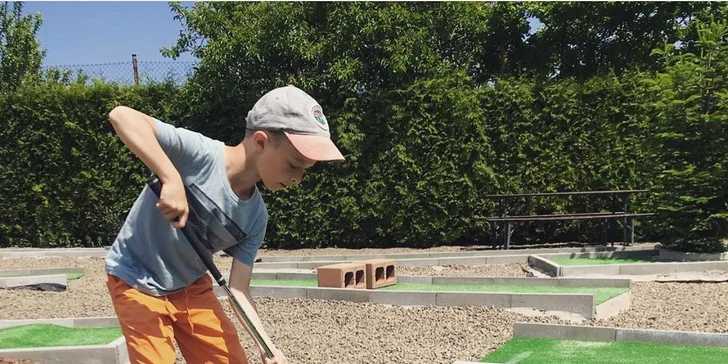 Dostaňte míč nebo balon do jamky: minigolf, fotbalgolf i fotbalpool pro dva či celou rodinu