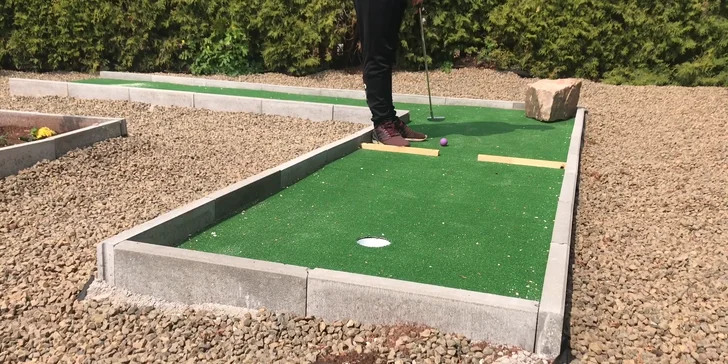 Dostaňte míč nebo balon do jamky: minigolf, fotbalgolf i fotbalpool pro dva či celou rodinu