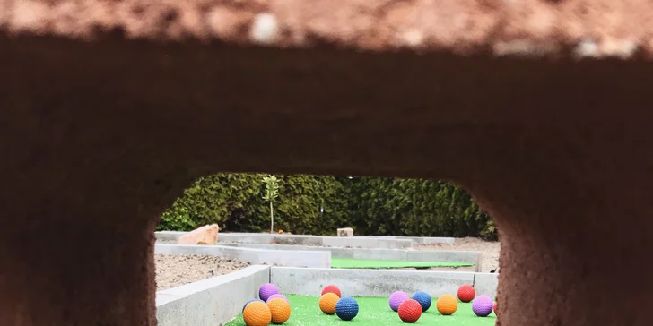 Dostaňte míč nebo balon do jamky: minigolf, fotbalgolf i fotbalpool pro dva či celou rodinu