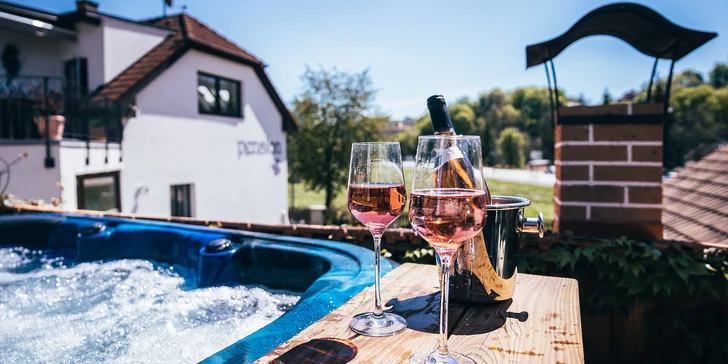 Pobyt se snídaní a relaxací ve střešní vířivce, penzion v klidné části Krumlova