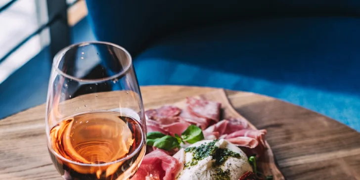Bohatý výběr italských delikates, káva a láhev vína pro dvě osoby