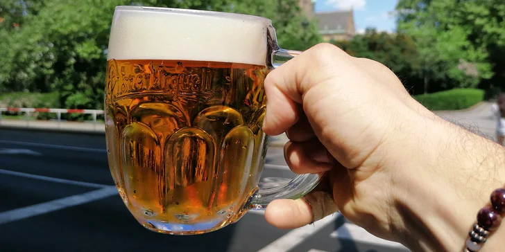 Půllitr piva Pilsner Urquell v oblíbené restauraci Kravín v srdci Vinohrad u náměstí Míru