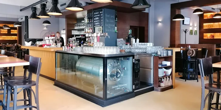 Půllitr piva Pilsner Urquell v oblíbené restauraci Kravín v srdci Vinohrad u náměstí Míru