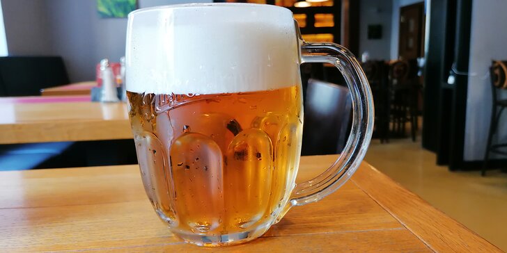 Půllitr piva Pilsner Urquell v oblíbené restauraci Kravín v srdci Vinohrad u náměstí Míru