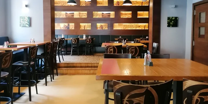 Půllitr piva Pilsner Urquell v oblíbené restauraci Kravín v srdci Vinohrad u náměstí Míru