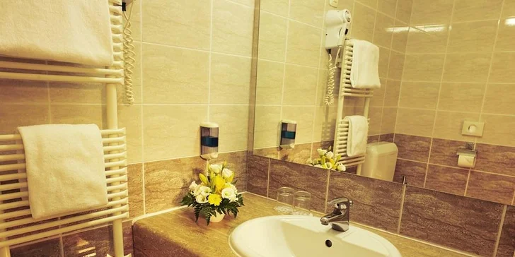 Dovolená ve slovinské Portoroži: hotel s polopenzí, termální bazény, pláž a dítě do 13 let zdarma