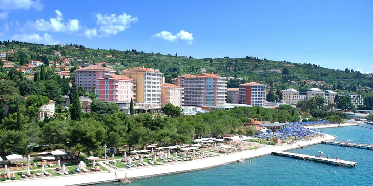 Dovolená ve slovinské Portoroži: hotel s polopenzí, termální bazény, pláž a dítě do 13 let zdarma