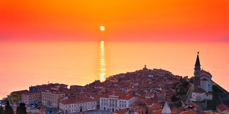 Dovolená ve slovinské Portoroži: hotel s polopenzí, termální bazény, pláž a dítě do 13 let zdarma