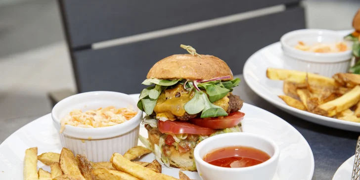 Čtyřchodové menu pro 2 osoby: polévka, mac'n'cheese koule, burger dle výběru a lívance