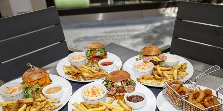 Burger menu pro 1 až 4 osoby: burger, hranolky, coleslaw i cibulové kroužky