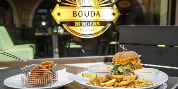 Burger menu pro 1 až 4 osoby: burger, hranolky, coleslaw i cibulové kroužky
