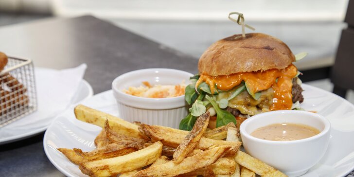 Burger menu pro 2 osoby: burger, hranolky, coleslaw i cibulové kroužky