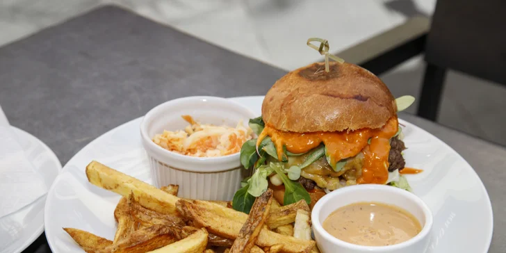 Burger menu pro 1 až 4 osoby: burger, hranolky, coleslaw i cibulové kroužky
