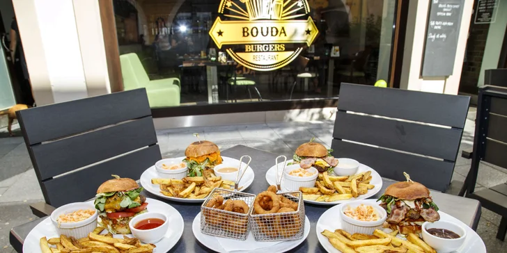 Burger menu pro 1 až 4 osoby: burger, hranolky, coleslaw i cibulové kroužky
