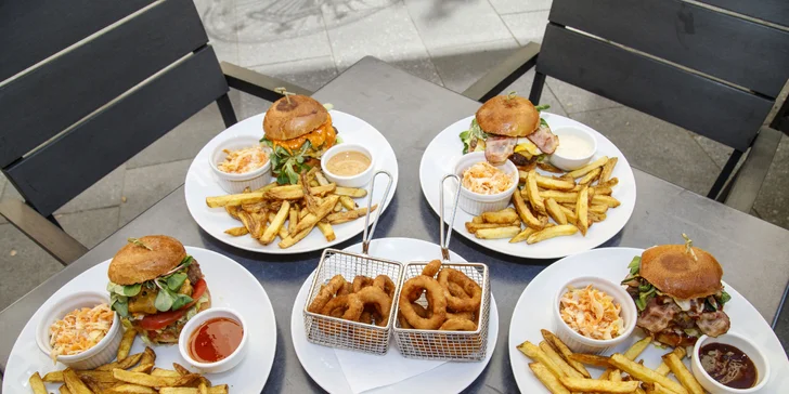 Burger menu pro 1 až 4 osoby: burger, hranolky, coleslaw i cibulové kroužky