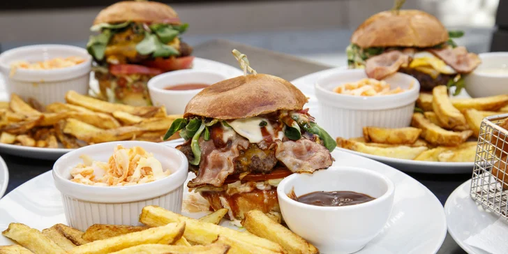 Burger menu pro 1 až 4 osoby: burger, hranolky, coleslaw i cibulové kroužky