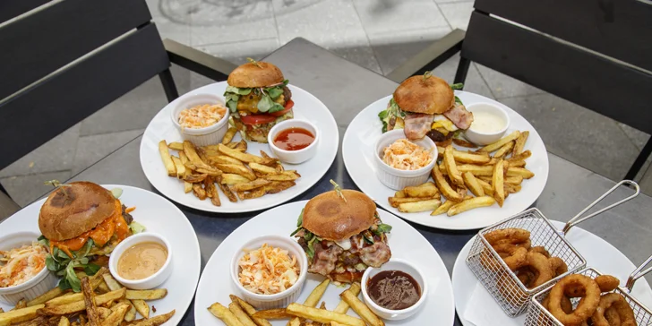 Burger menu pro 1 až 4 osoby: burger, hranolky, coleslaw i cibulové kroužky