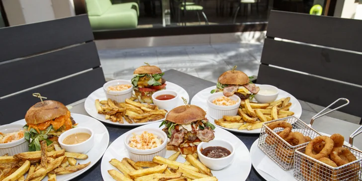 Burger menu pro 1 až 4 osoby: burger, hranolky, coleslaw i cibulové kroužky