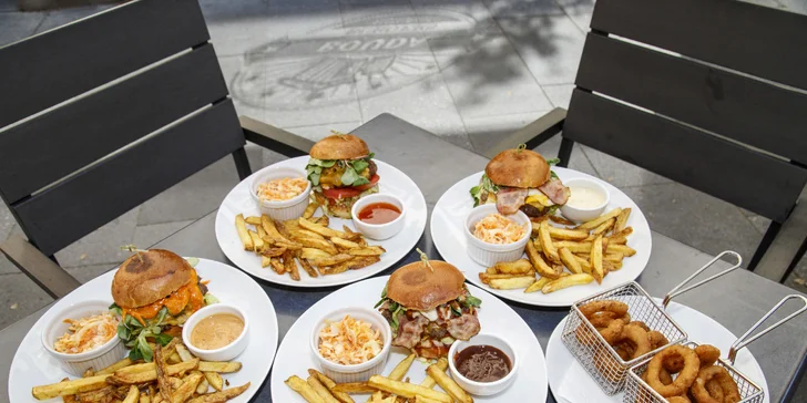 Burger menu pro 1 až 4 osoby: burger, hranolky, coleslaw i cibulové kroužky