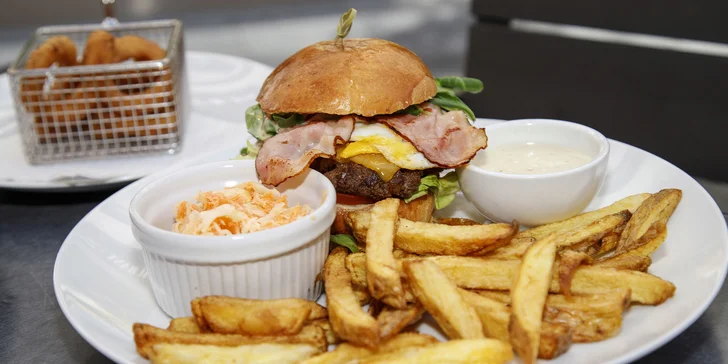 Burger menu pro 2 osoby: burger, hranolky, coleslaw i cibulové kroužky