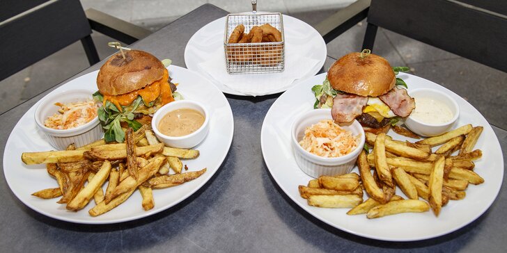 Burger menu pro 2 osoby: burger, hranolky, coleslaw i cibulové kroužky