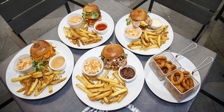 Burger menu pro 1 až 4 osoby: burger, hranolky, coleslaw i cibulové kroužky