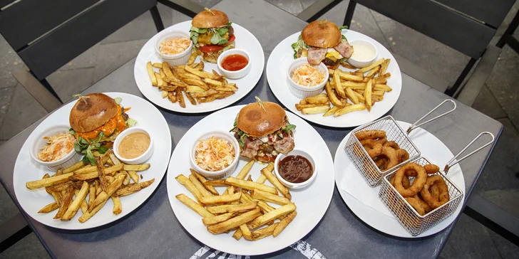 Burger menu pro 1 až 4 osoby: burger, hranolky, coleslaw i cibulové kroužky