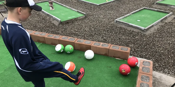 Dostaňte míč nebo balon do jamky: minigolf, fotbalgolf i fotbalpool pro dva či celou rodinu