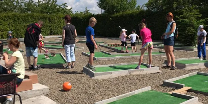 Dostaňte míč nebo balon do jamky: minigolf, fotbalgolf i fotbalpool pro dva či celou rodinu