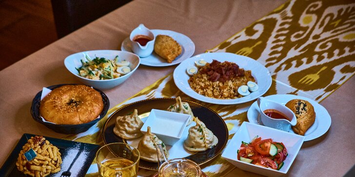 Degustační hostina z tradičních uzbeckých dobrot: hovězí ocas, plov, samsa a další chody