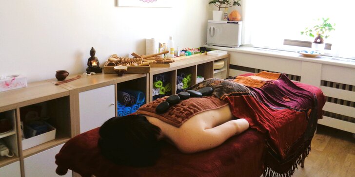 Indická masáž hlavy a šíje, lávové kameny i relaxační masáž s čokoládou