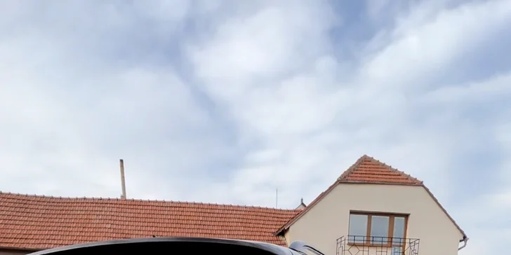 Ruční mytí exteriéru i suché čištění interiéru auta: vycíděný lak, kola, sedačky a palubní deska i kufr