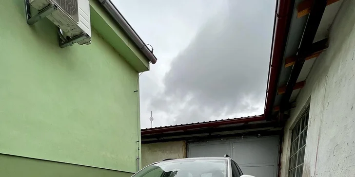 Ruční mytí exteriéru i suché čištění interiéru auta: vycíděný lak, kola, sedačky a palubní deska i kufr