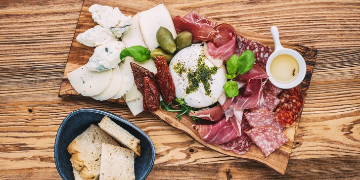 Bohatý výběr italských delikates, káva a láhev vína pro dvě osoby