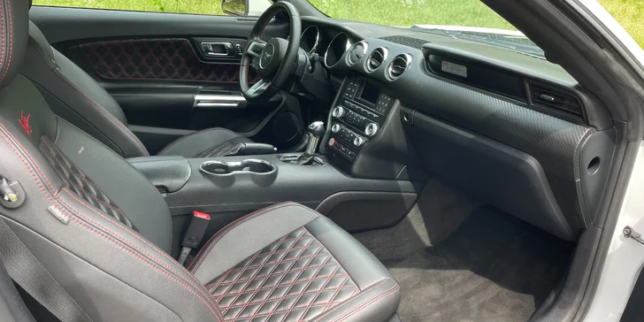Zážitková jízda ve Fordu Mustang 3.7 V6 coupe na 12 či 24 hodin