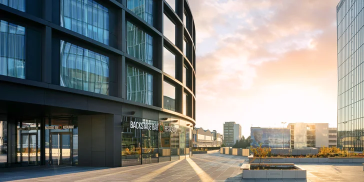 Pobyt v Praze: nový lifestylový 4* STAGES HOTEL Prague řetězce Marriott, snídaně, parkování i VIP vstup do O2 areny