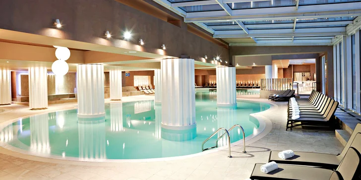 Dovolená ve slovinské Portoroži: hotel s polopenzí, termální bazény, pláž a dítě do 13 let zdarma