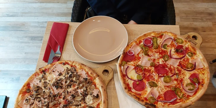 Jedna či dvě pizzy o průměru 33 cm dle výběru z 11 druhů a 20% sleva na nápoje