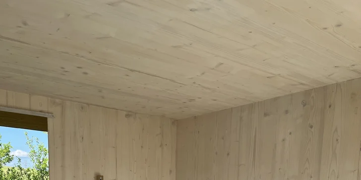 Pobyt s parádním výhledem v moderním posedu mezi korunami stromů na Slovácku