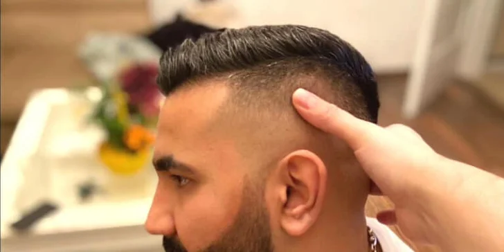 Barber péče pro pány: střih, masáž hlavy, úprava vousů a sklenka dominikánského alkoholu Mamajuana