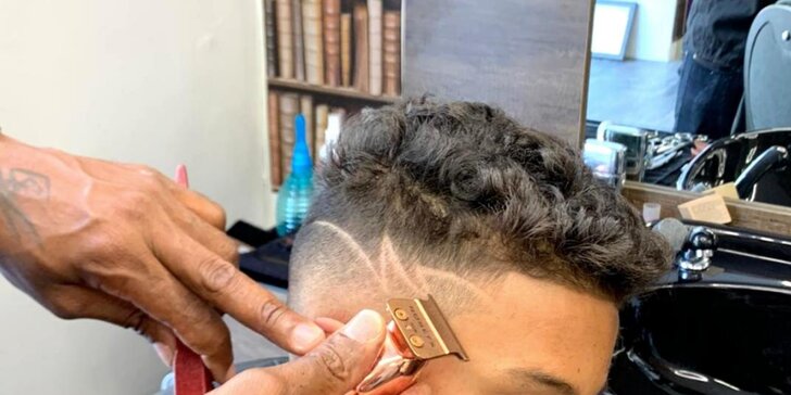 Barber péče pro pány: střih, masáž hlavy, úprava vousů a sklenka dominikánského alkoholu Mamajuana
