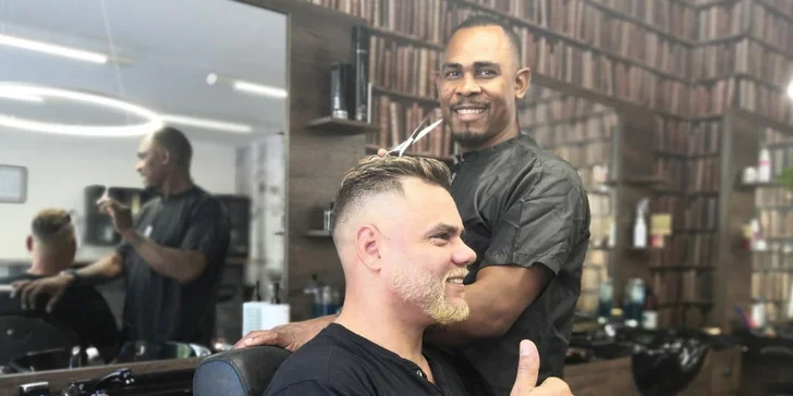 Barber péče pro pány: střih, masáž hlavy, úprava vousů a sklenka dominikánského alkoholu Mamajuana