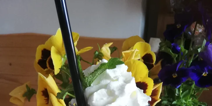 Frappé či ledová káva se zmrzlinou, šlehačkou i čtyřmi malinovými nebo borůvkovými lívanečky
