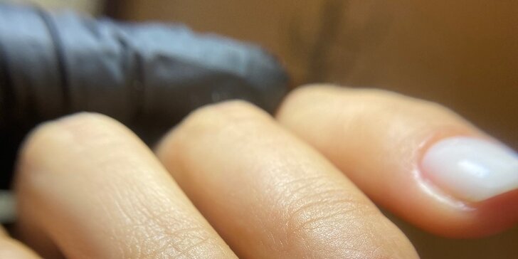 Přístrojová manikúra na Vinohradech: tvarování a úprava nehtů, gel lak i francouzská manikúra